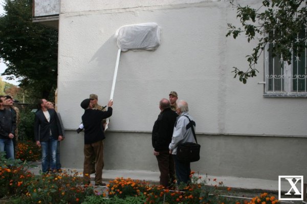 У Луцьку відкрили оновлену меморіальну дошку льотчику Арцеулову. ФОТО