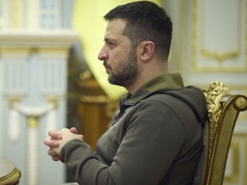 Зеленський передав бійцеві з Бахмута відзнаку-відповідь від Байдена