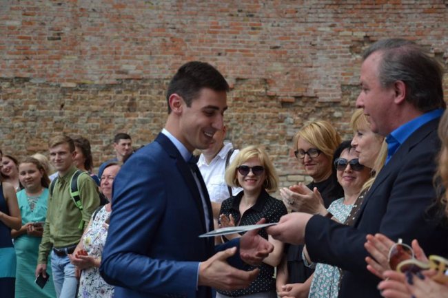 У Луцькому замку для новоспечених філологів та журналістів влаштували випускний