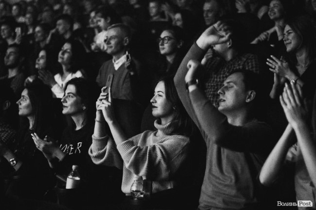 Квітчаста піжама, босі ноги і сотні «дякую»: у Луцьку – «майже квартирник» Бабкіна. ФОТО