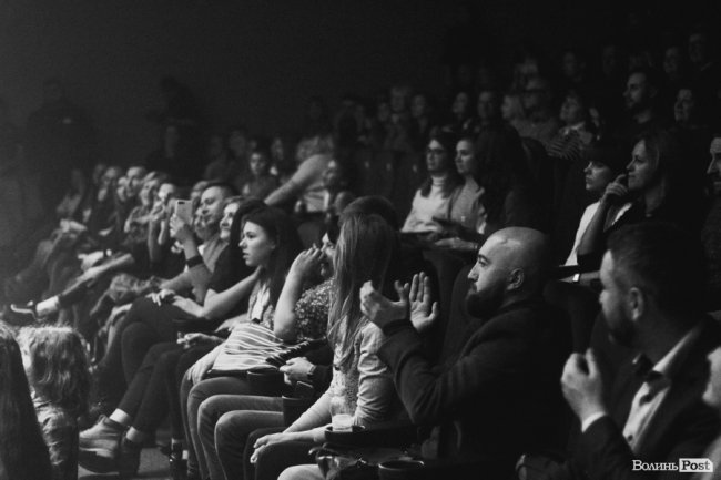 Квітчаста піжама, босі ноги і сотні «дякую»: у Луцьку – «майже квартирник» Бабкіна. ФОТО