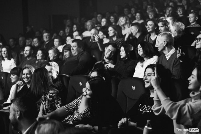 Квітчаста піжама, босі ноги і сотні «дякую»: у Луцьку – «майже квартирник» Бабкіна. ФОТО