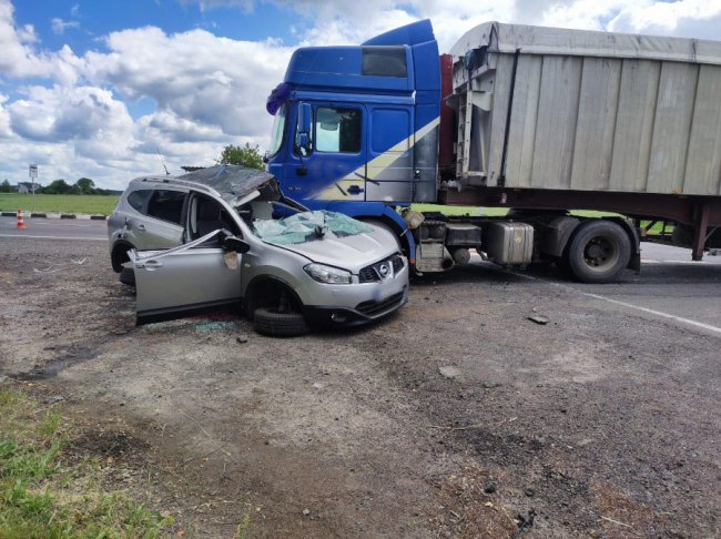 На Волині зіткнулися легковик та вантажівка: є загиблий. ФОТО