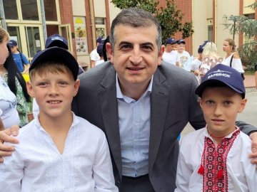 Виробник «Байрактарів» оплатив відпочинок у Туреччині луцьким школярам-продавцям черешні