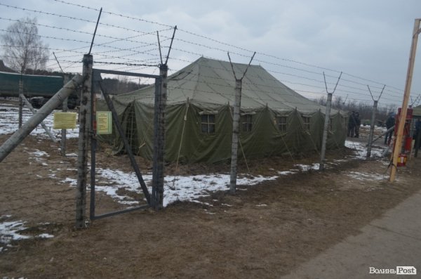 Місце, де зберігається зброя військовослужбовців, огороджена колючим дротом