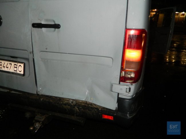 У Володимирі легковик на «євробляхах» підрізав бус і втік з місця аварії. ФОТО