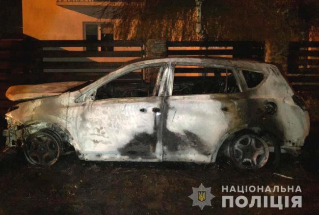 У Рівному секретарю міськради спалили позашляховик. ФОТО