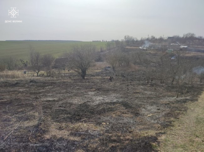 Біля Луцька рятувальники гасили пожежу і виявили палійку