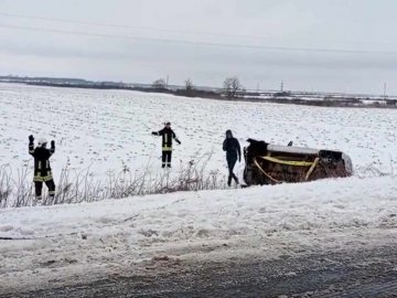 На Волині авто з'їхало в кювет та перевернулося