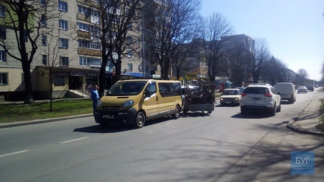У місті на Волині Ford протаранив бус з причепом. ФОТО