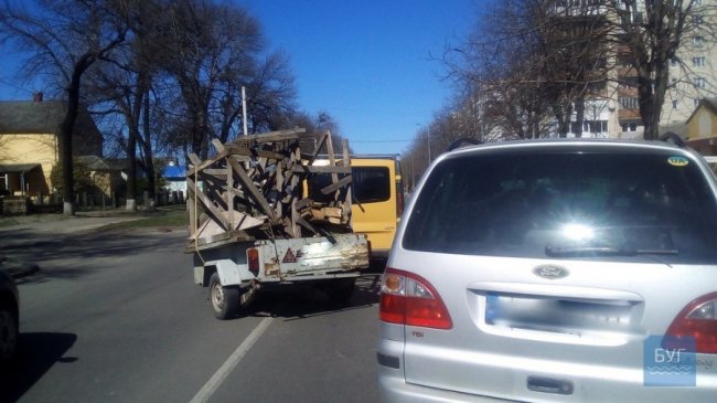 У місті на Волині Ford протаранив бус з причепом. ФОТО