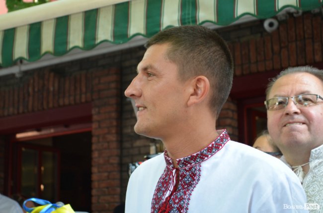 Щастя молодим та селфі-бум: як Гройсман гуляв центром Луцька. ФОТО