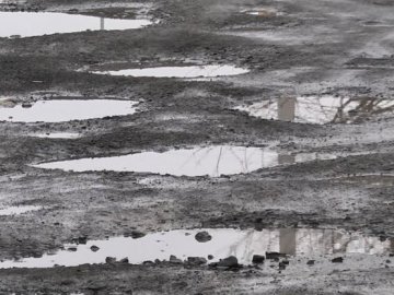 Не ремонтували 15 років: у Луцьку мешканці просять залатати ями на дорозі