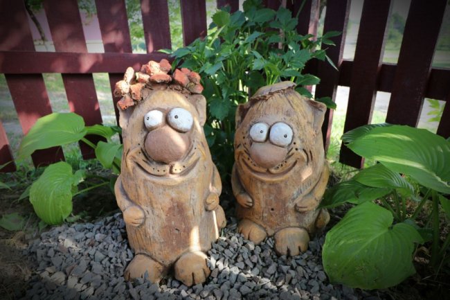 Жінка сільського священника на Волині створює садові фігурки. ФОТО