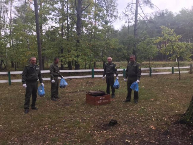 Волинські лісівники прибрали на території рекреаційної зони
