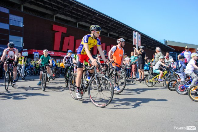 З дітками, собакою та у вишиванках: як лучани провели «Велодень-2019». ФОТО