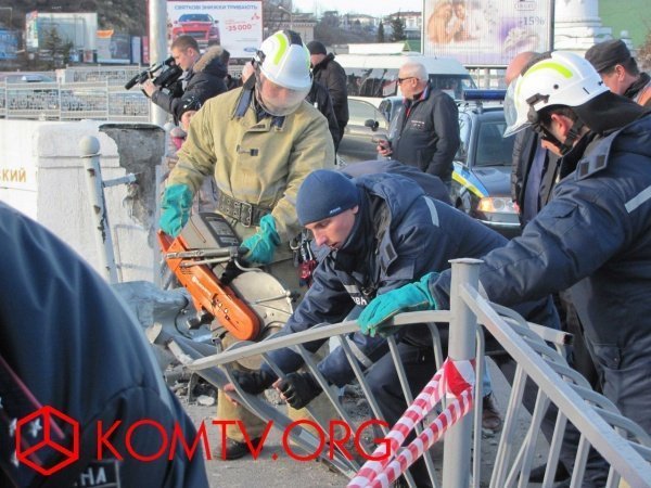 У Криму вантажівка з вагітною пасажиркою впала з мосту. ФОТО. ВІДЕО