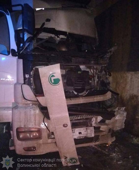 Аварія на Волині: турок скерував авто в міст. ФОТО