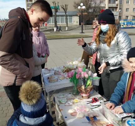 Важкохвора юна волинянка продавала солодощі, щоб зібрати кошти собі на операцію. ФОТО