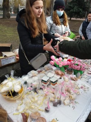 Важкохвора юна волинянка продавала солодощі, щоб зібрати кошти собі на операцію. ФОТО