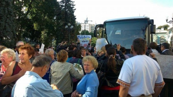 Під Радою мітингують матері військових. ФОТО