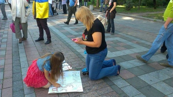 Під Радою мітингують матері військових. ФОТО
