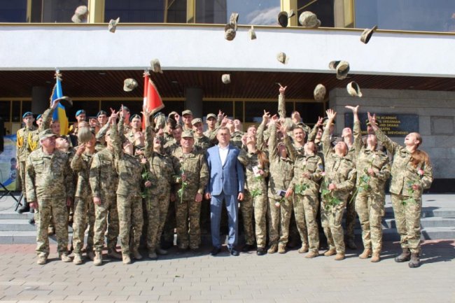 Випускники луцького університету отримали офіцерські погони. ФОТО