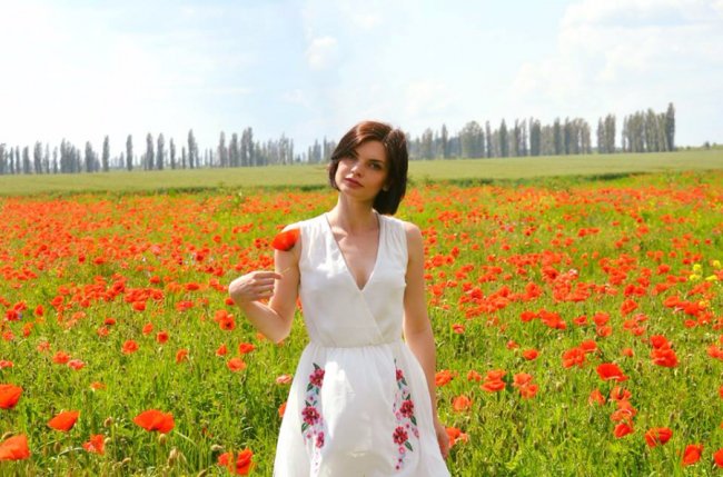 Луцька журналістка влаштувала фотосесію в маках