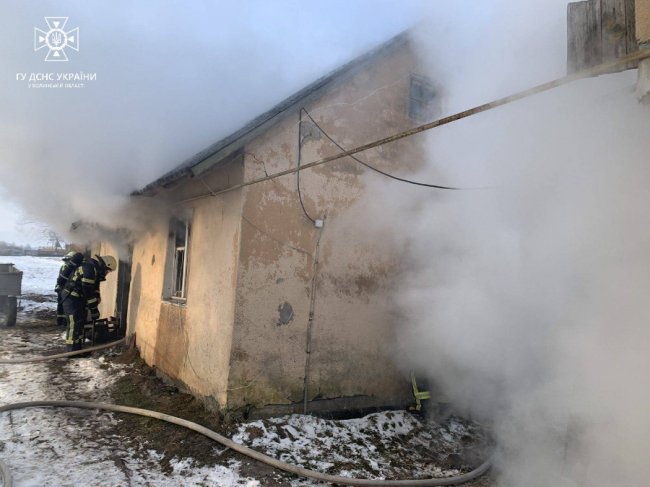 У пожежі на Волині загинув чоловік: сусіда, який намагався його врятувати, госпіталізували
