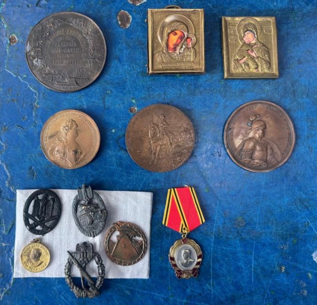 Через «Ягодин» іноземець намагався провезти холодну зброю, ікони Богоматері та медалі із нацистською символікою