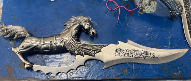 Через «Ягодин» іноземець намагався провезти холодну зброю, ікони Богоматері та медалі із нацистською символікою