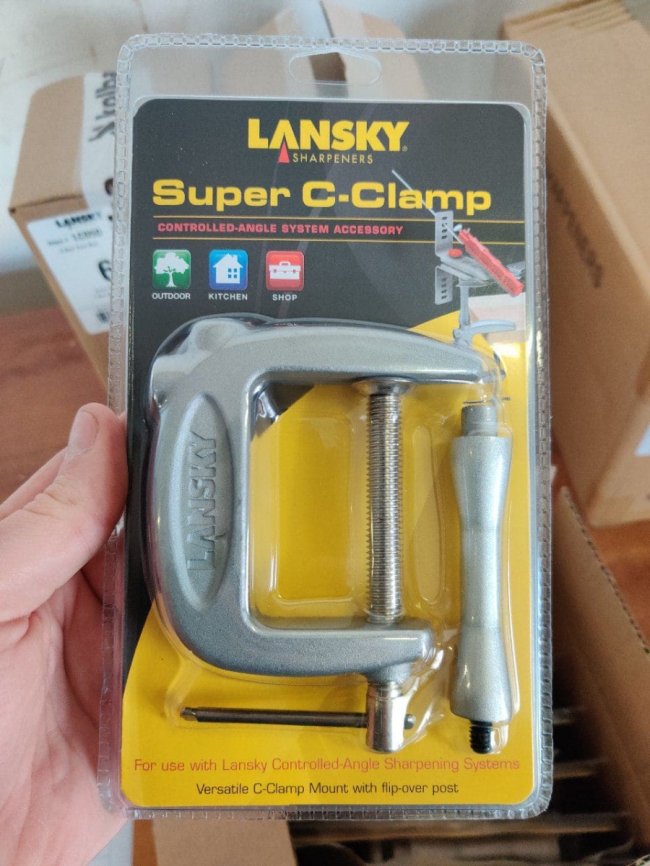 На «Ягодині» у бусі знайшли незаконну партію ножів на 750 тисяч гривень