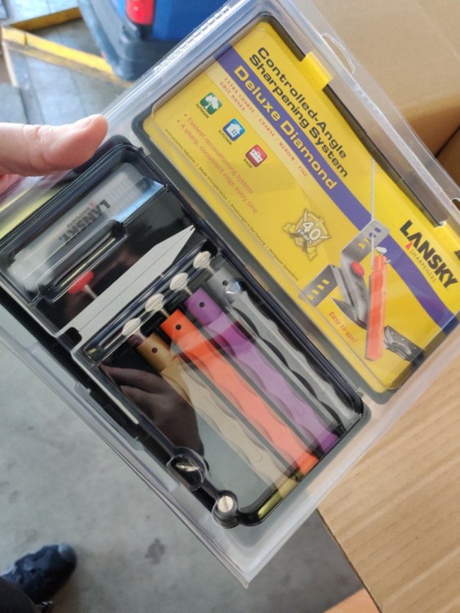 На «Ягодині» у бусі знайшли незаконну партію ножів на 750 тисяч гривень