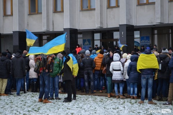 Луцькі студенти влаштували марш і вимагали у депутатів підтримати європейський вибір. ФОТО