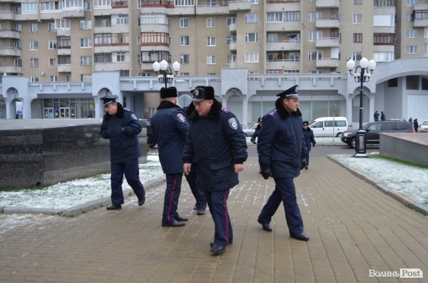 Луцькі студенти влаштували марш і вимагали у депутатів підтримати європейський вибір. ФОТО