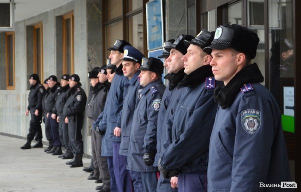 Луцькі студенти влаштували марш і вимагали у депутатів підтримати європейський вибір. ФОТО