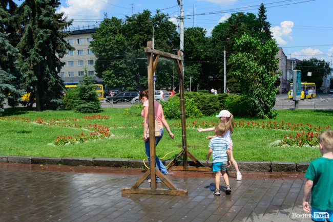 Нестерпні градуси: лучани рятуються від спеки під холодними бризками вуличних душів. ФОТО