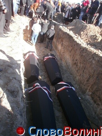 Під Рожищем перепоховали жертв Волинської трагедії. ФОТО