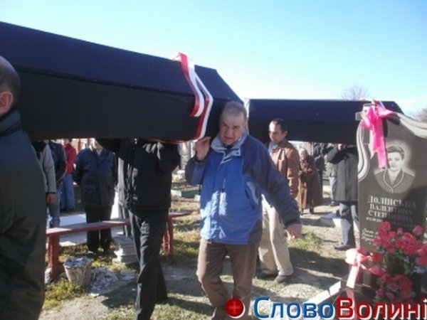 Під Рожищем перепоховали жертв Волинської трагедії. ФОТО