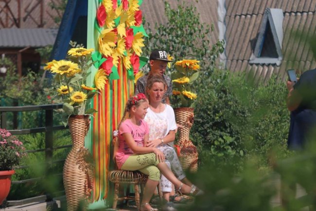 Фотографуються і їдять морозиво: відвідувачі луцького зоопарку на День Незалежності. ФОТО