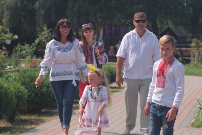 Фотографуються і їдять морозиво: відвідувачі луцького зоопарку на День Незалежності. ФОТО