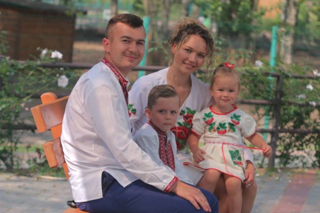 Фотографуються і їдять морозиво: відвідувачі луцького зоопарку на День Незалежності. ФОТО