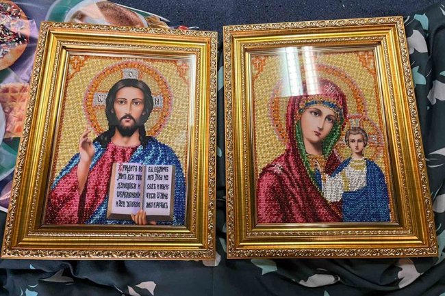 Волинський нацгвардієць вишиває бісером ікони. ФОТО