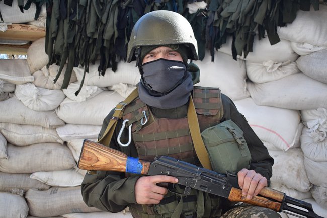 Волинський нацгвардієць вишиває бісером ікони. ФОТО