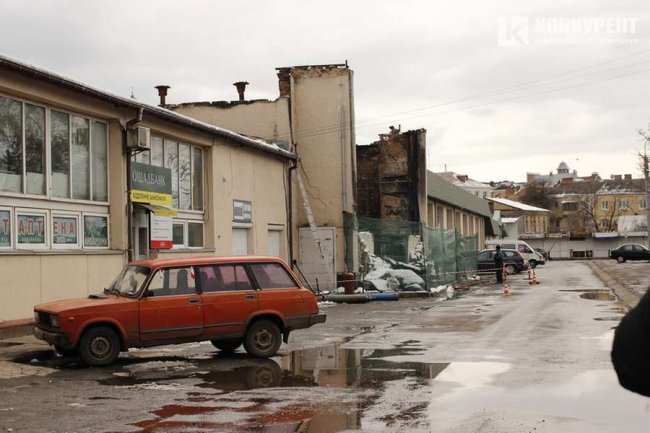 У Луцьку розбирають згорілий павільйон Центрального ринку. ФОТО