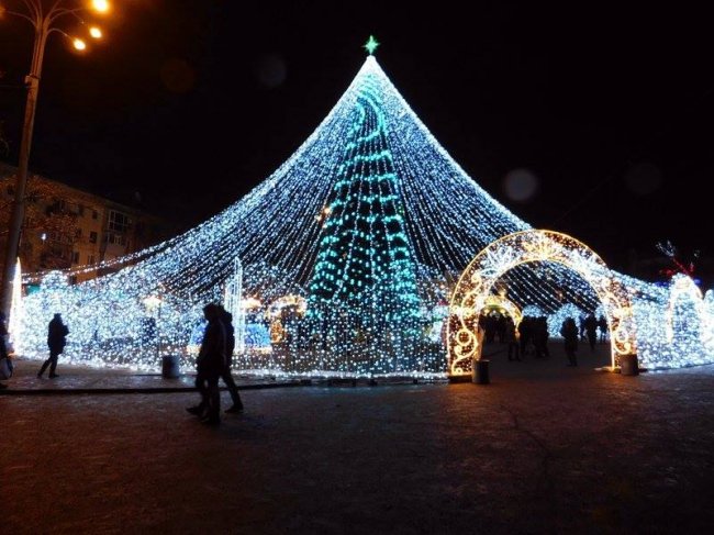 Як виглядають головні ялинки різних міст України. ФОТО