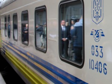 Волинські прикордонники виявили контрабандні цигарки у потягу: пасажирка заховала їх  у стелі купе