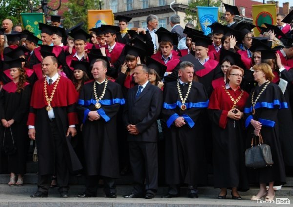 У Волинському національному університеті вітали магістрів