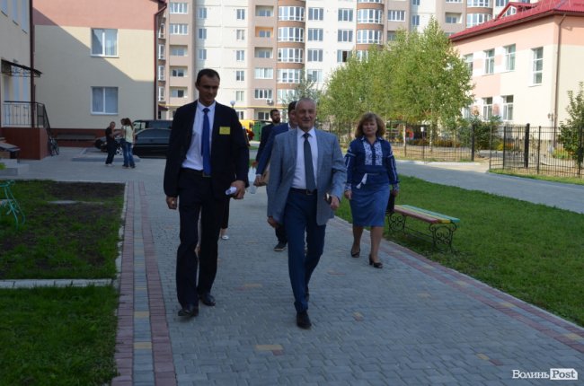 Кольорові стіни, ігрова кімната і басейн: луцька школа №27 зсередини. ФОТО