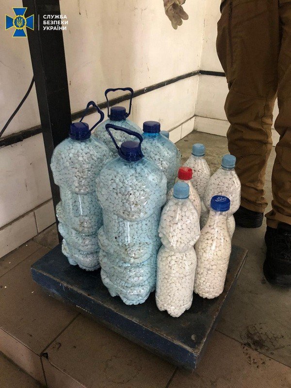 Пігулки, які знайшли в авто на «Ягодині», перевозило подружжя наркокур'єрів. ФОТО